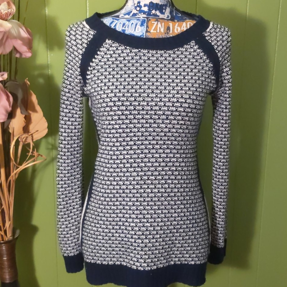 4/$25 Pink Rose 🌹blue white sweater small